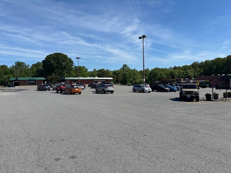 More Photos Of 2820 Linkhorne Dr, Lynchburg Specialty For Sale