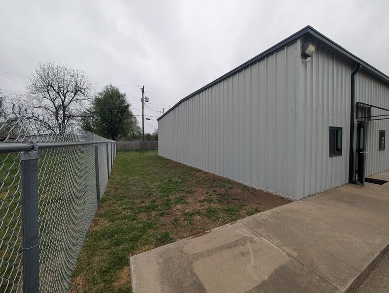 More Photos Of 2524 NW 2nd St, Oklahoma City Manufacturing For Sale