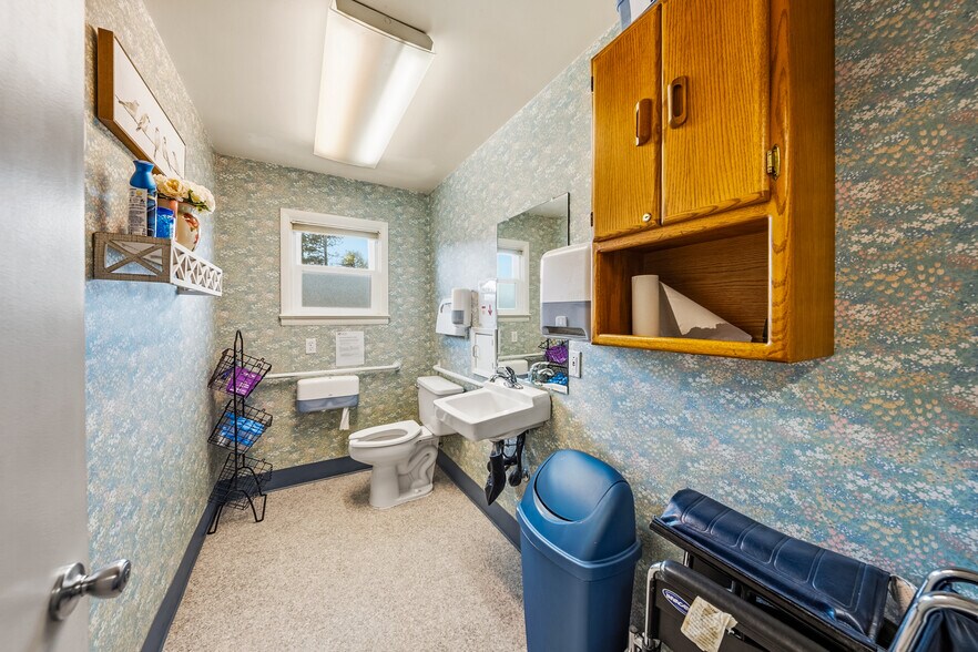 More Photos Of 21990 Highway 62, Shady Cove Healthcare For Sale