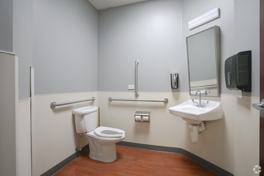 More Photos Of 5509 N Cumberland Ave, Chicago Office For Lease