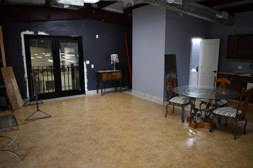 More Photos Of 2620 W Tidwell Rd, Houston Warehouse For Lease