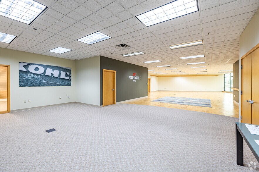 More Photos Of W165 N5815 Ridgewood Dr, Menomonee Falls Showroom For Lease