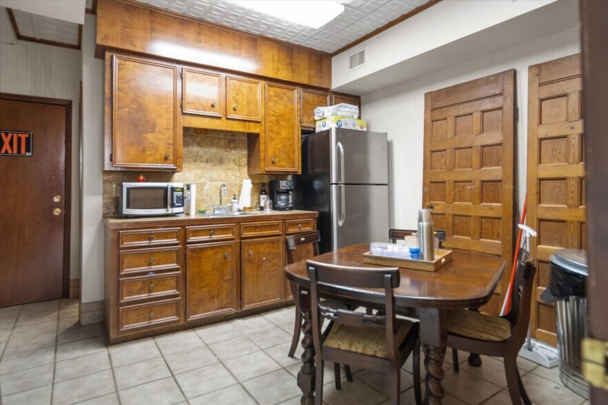 More Photos Of 117 E Lufkin Ave, Lufkin General Retail For Sale