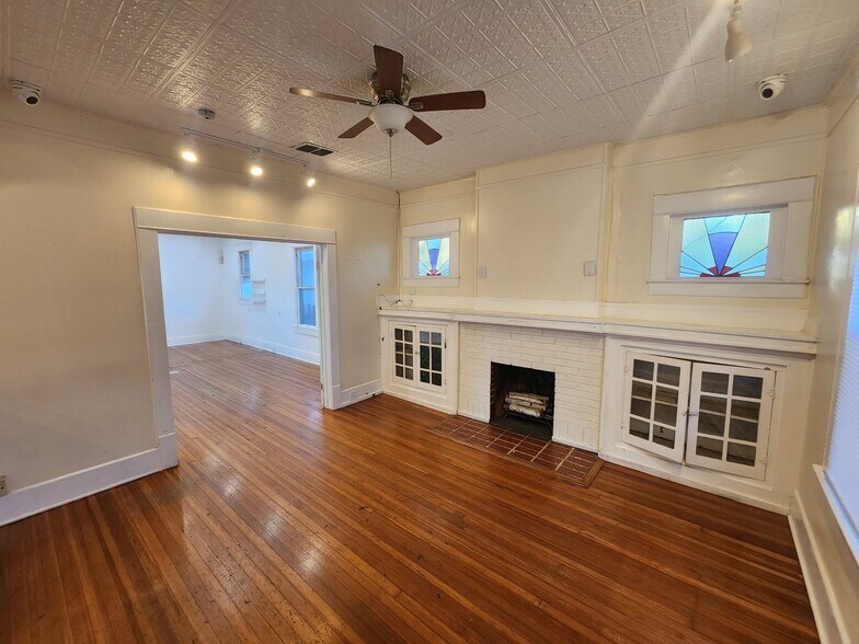 More Photos Of 3126 N St. Mary's, San Antonio Storefront Retail Office For Lease