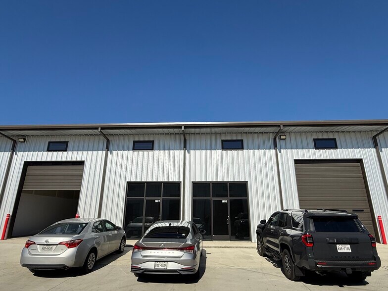 More Photos Of 13013 Harmon Rd, Fort Worth Service For Lease