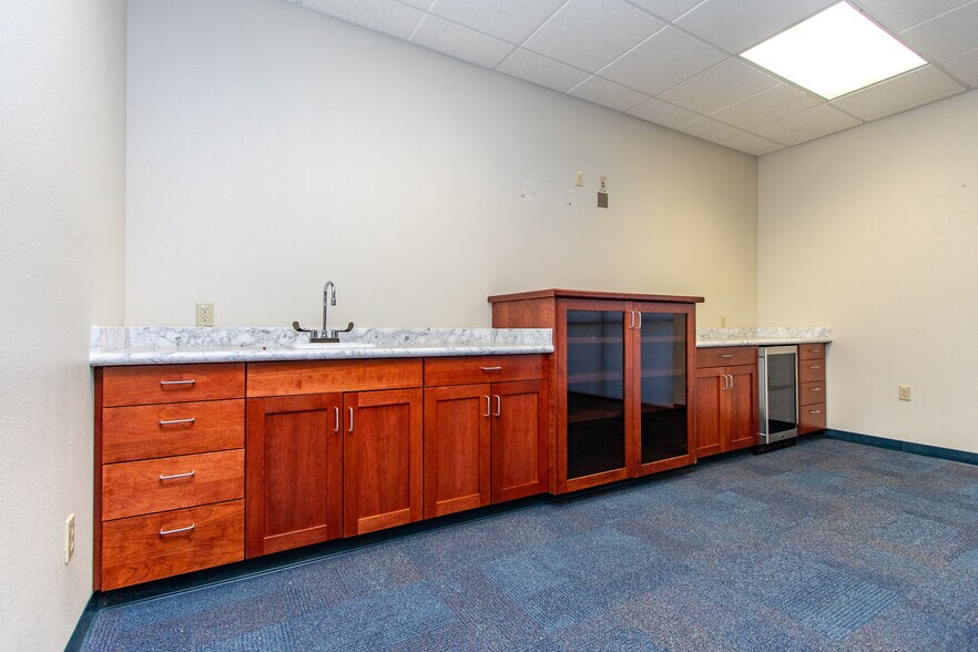 More Photos Of 971 E Broadway Ave, Atwater Office For Lease