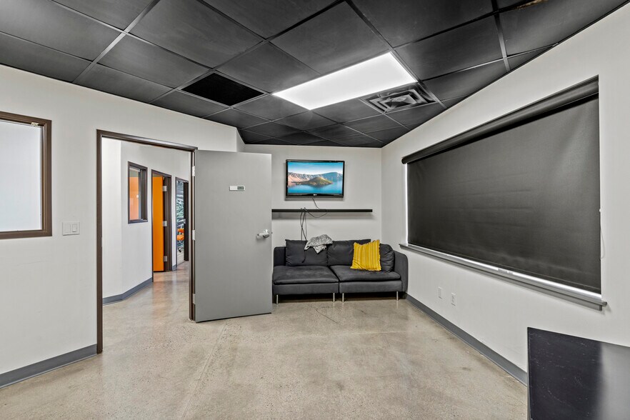 More Photos Of 4731 Industry Dr, Medford Light Manufacturing For Lease