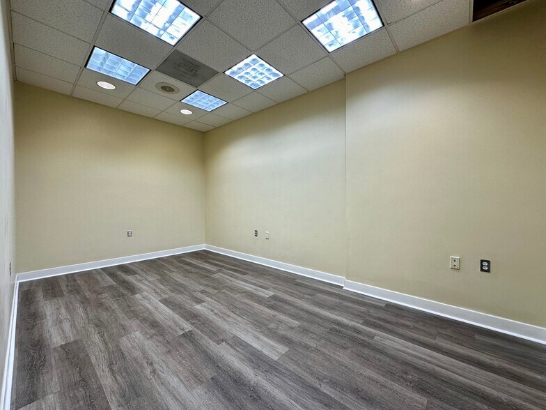 More Photos Of 8 Lester St, Martinsville General Retail For Sale