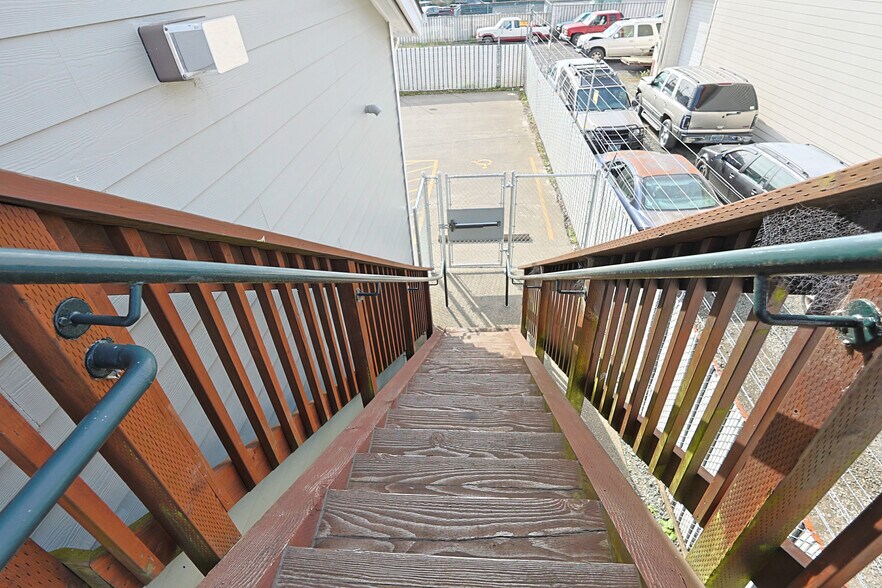 More Photos Of 137 Hall Ave, Coos Bay Office For Sale