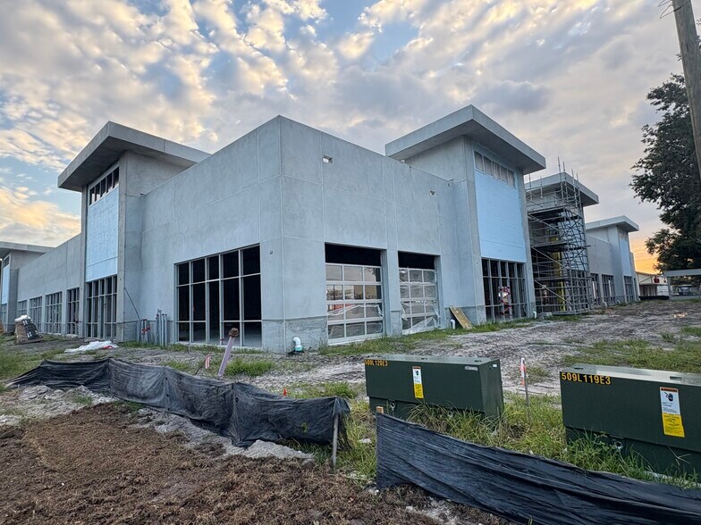 More Photos Of 2521 Partin Settlement Rd, Kissimmee Storefront Retail Office For Lease