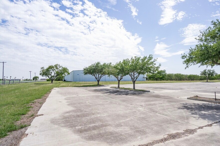 More Photos Of 5806 E Grimes Ave, Harlingen Manufacturing For Lease
