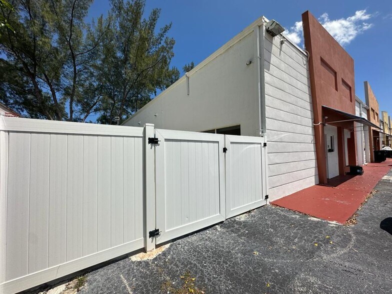 More Photos Of 423-425 NW 10th Ter, Hallandale Beach Light Manufacturing For Lease