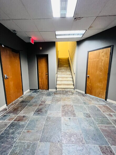 More Photos Of 10901 Garland Rd, Dallas Office For Sale