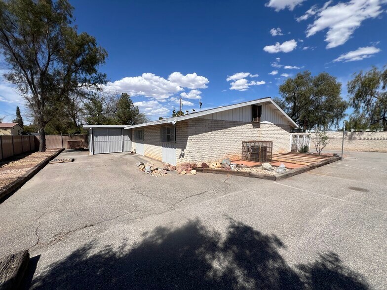 More Photos Of 3909 Vegas Dr, Las Vegas Office For Sale