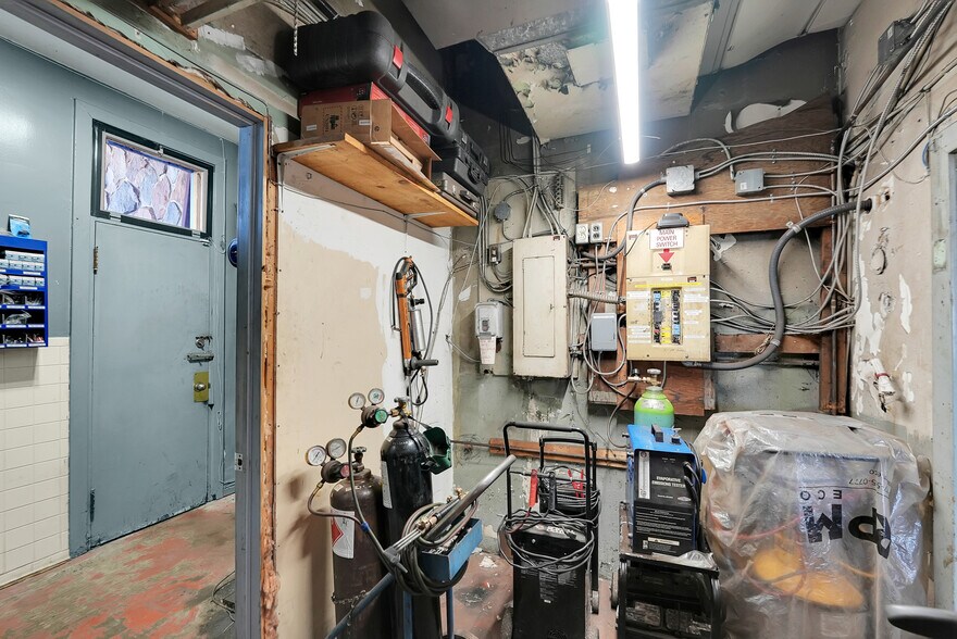 More Photos Of 6499 Lundys Ln, Niagara Falls Auto Repair For Sale