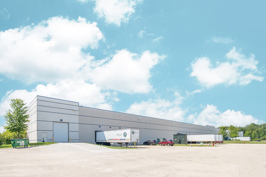 More Photos Of 100 W Oakwood Rd, Oak Creek Manufacturing For Lease