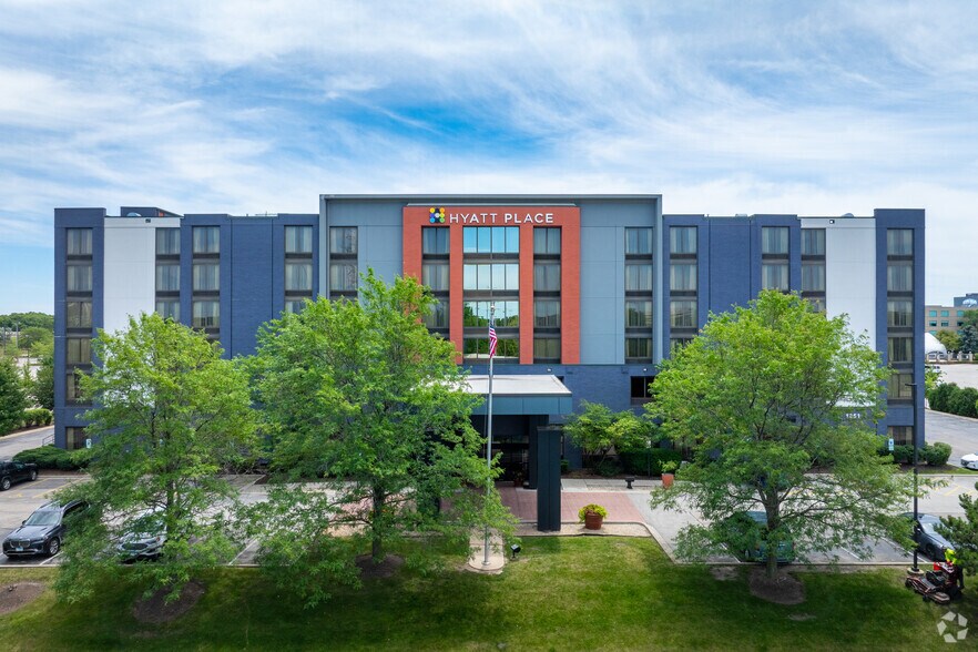 More Photos Of 1851 McConnor Pky, Schaumburg Hotel For Sale