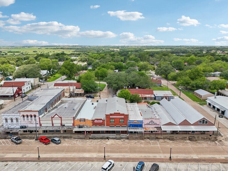 More Photos Of 113 N Main St, Moulton Bar For Sale