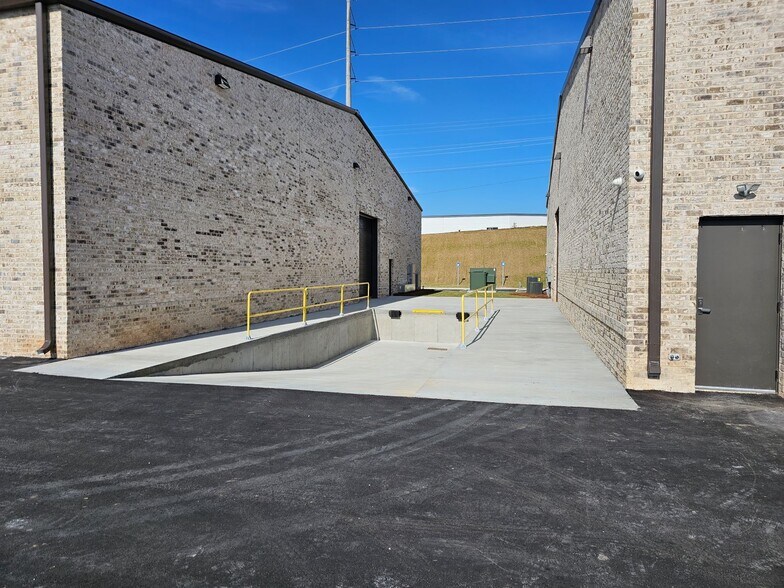 More Photos Of 1667 Broadway Ave, Braselton Warehouse For Lease