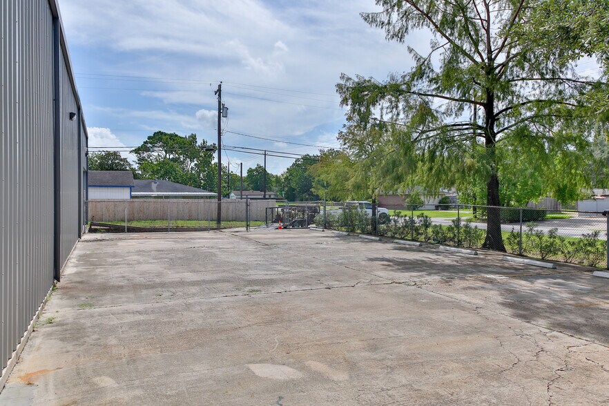 More Photos Of 423 S 8th St, La Porte Distribution For Lease