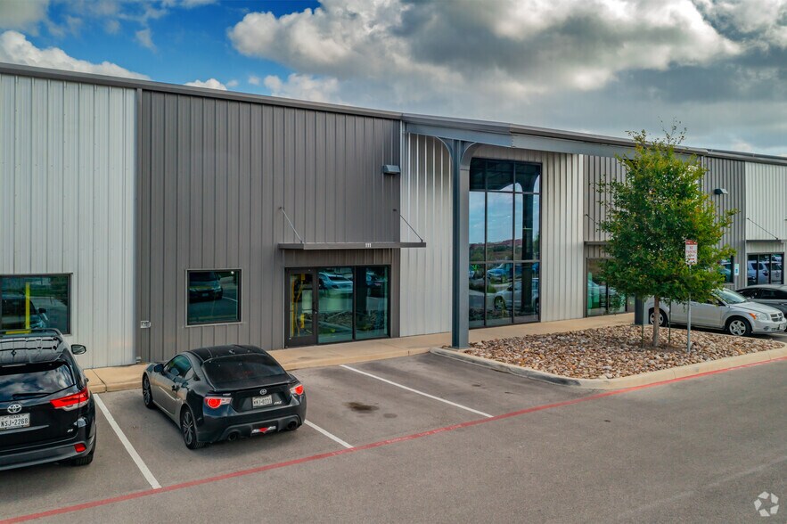 More Photos Of 15814 University Oak, San Antonio Showroom For Lease