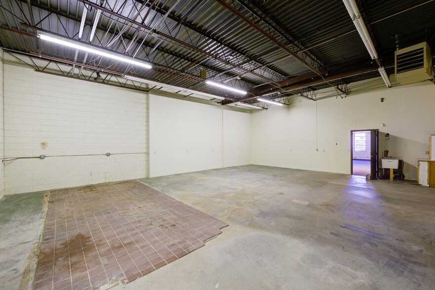 More Photos Of 9901-9927 Valley View Rd, Eden Prairie Showroom For Lease
