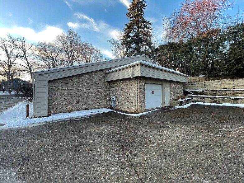 More Photos Of 3542 Shoreline Dr, Wayzata Freestanding For Lease