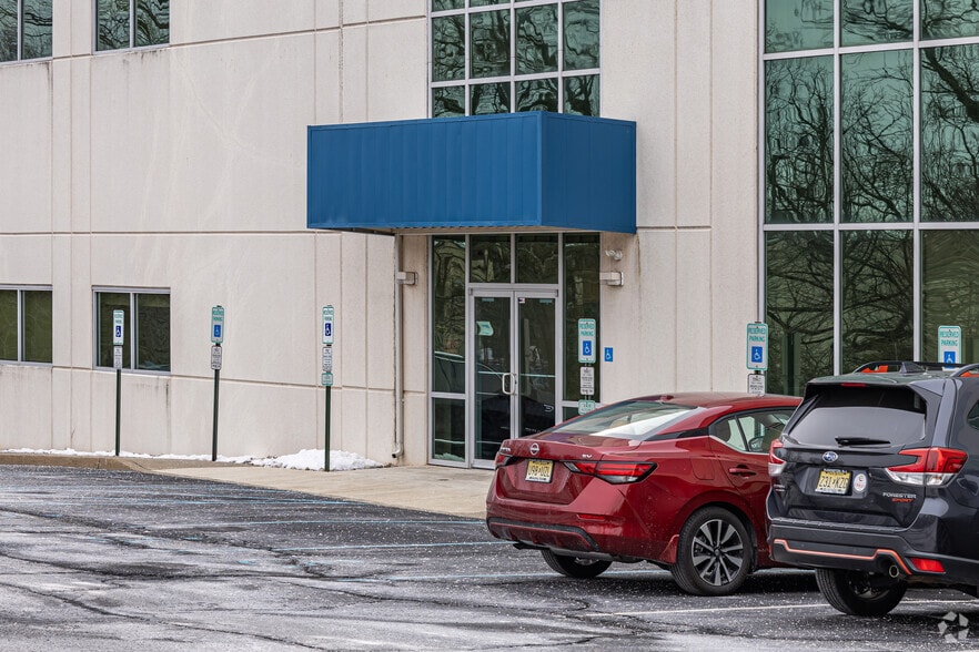 More Photos Of 600 Apgar Dr, Somerset Warehouse For Lease