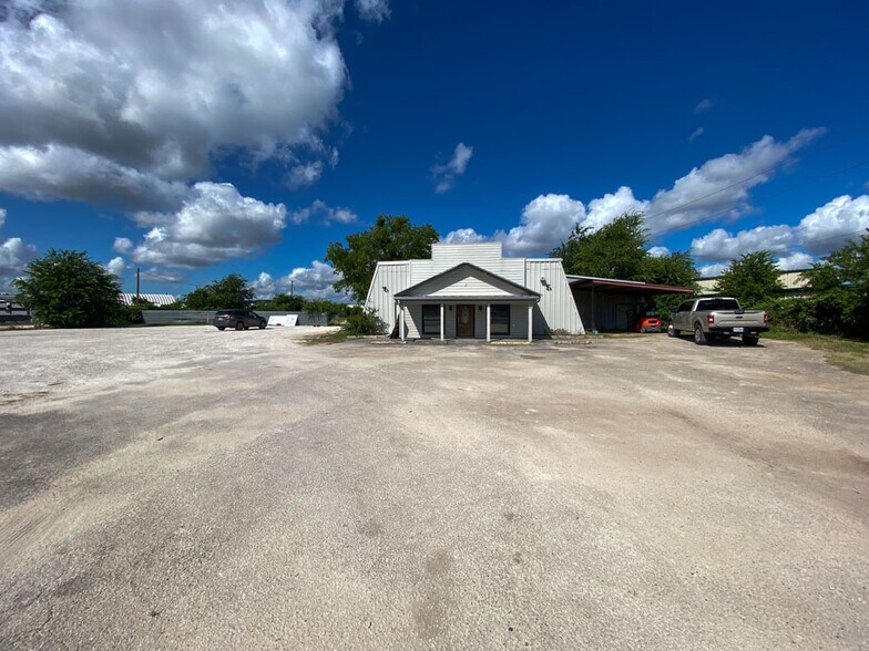 More Photos Of 8491 US Highway 281 N, Spring Branch Showroom For Sale