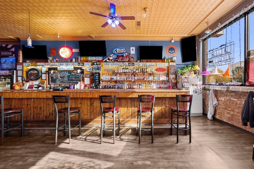 More Photos Of 1708 State St, Bettendorf General Retail For Sale