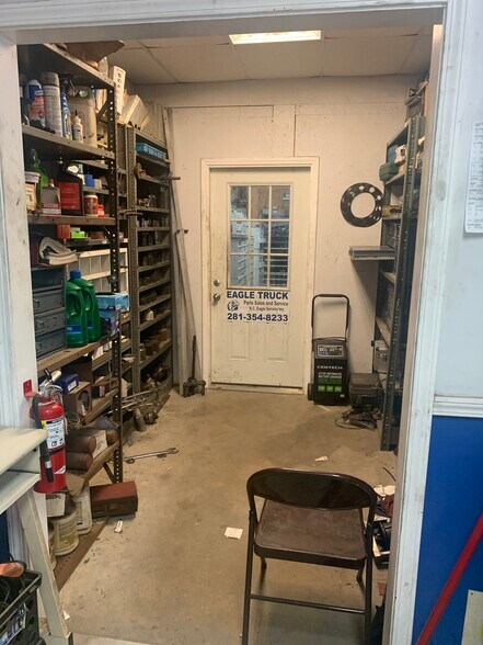 More Photos Of 18700 US Highway 59, New Caney Warehouse For Lease