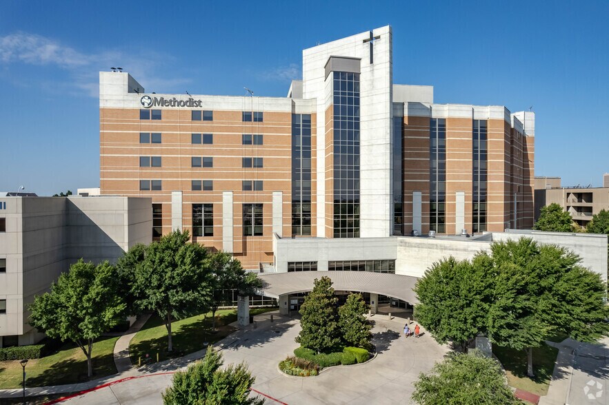More Photos Of 3430 W Wheatland Rd, Dallas Hospital For Lease