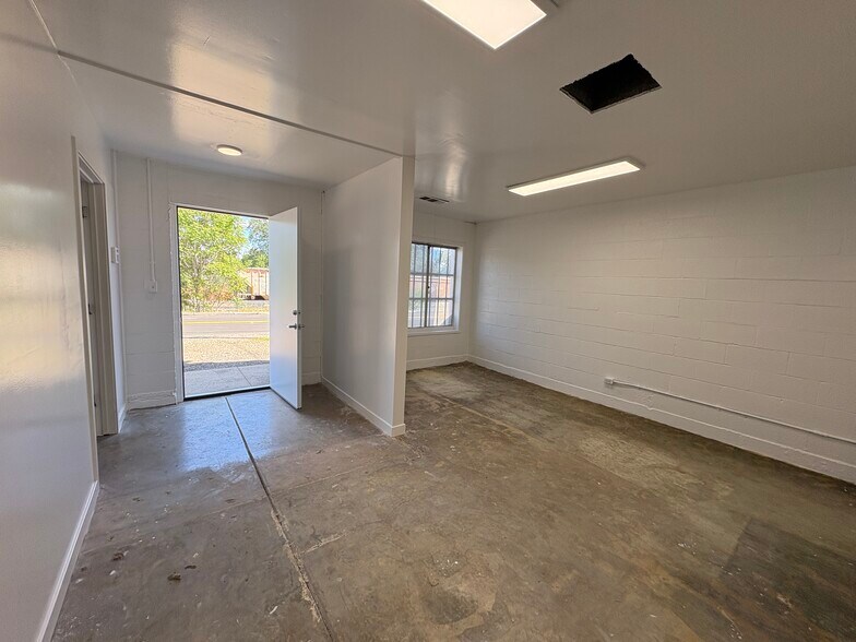 More Photos Of 2324 Railroad Ave, Redding Warehouse For Lease