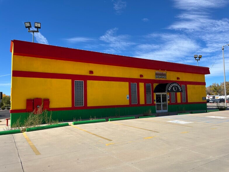 More Photos Of 933 W Main St, Farmington Restaurant For Lease