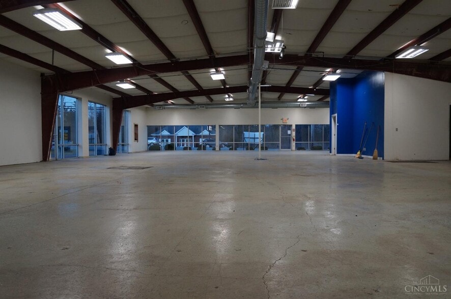 More Photos Of 885 Ohio Pike, Cincinnati Showroom For Lease