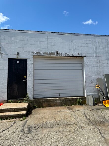 More Photos Of 571 Broad St, New London Freestanding For Lease