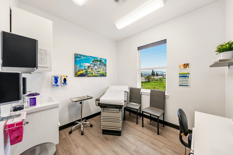 More Photos Of 296 S Pacific Hwy, Talent Medical For Sale