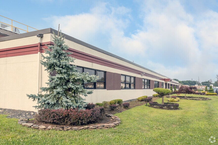 More Photos Of 5 Johnson Dr, Raritan Warehouse For Lease