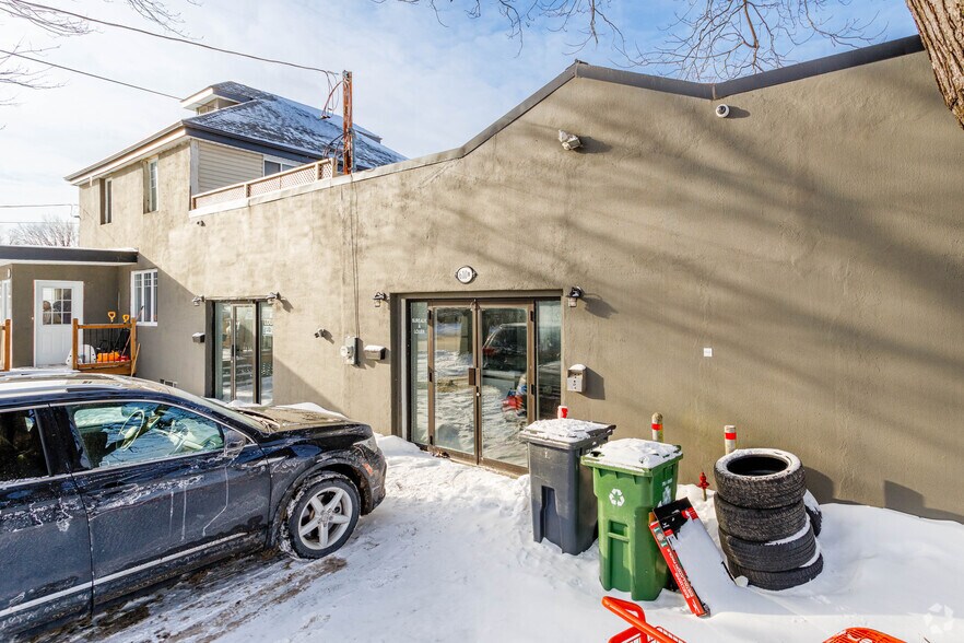 More Photos Of 610 Av O'connell, Dorval Storefront Retail Office For Lease