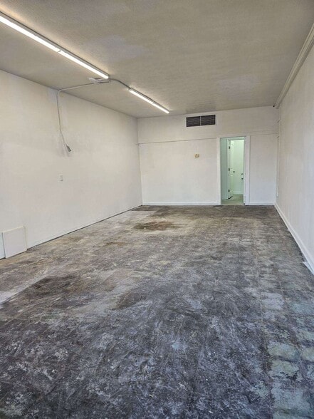 More Photos Of 1320-1322 University Blvd N, Jacksonville Storefront For Sale