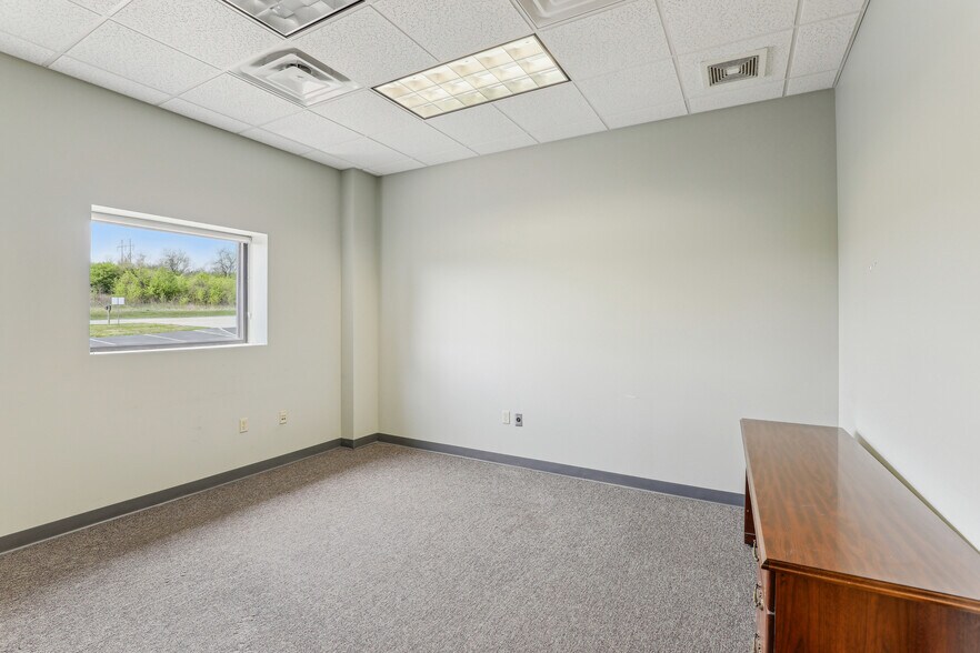 More Photos Of 60 Overbrook Dr, Monroe Flex For Sale