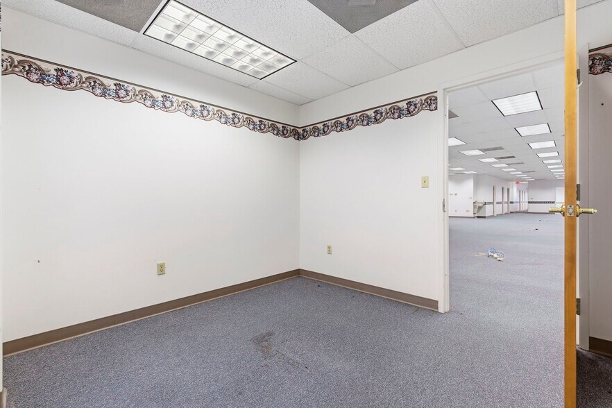More Photos Of 718 N Martin St, East Prairie Office For Sale
