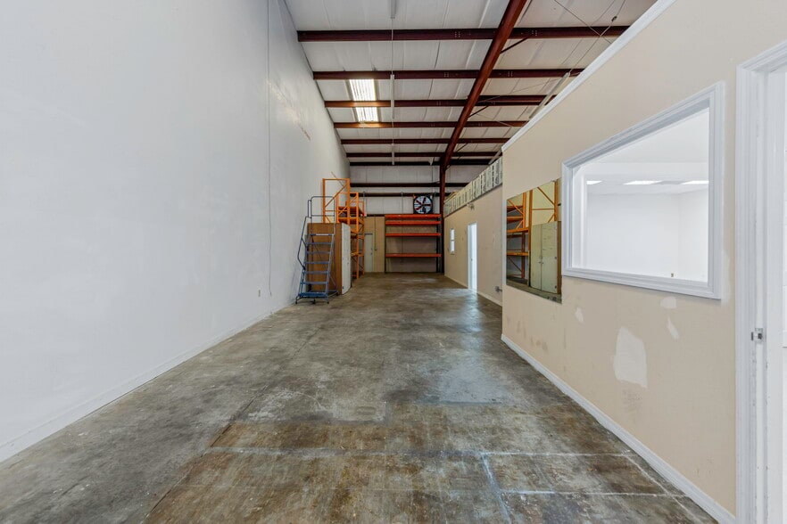 More Photos Of 565 Frederica Ln, Dunedin Warehouse For Lease