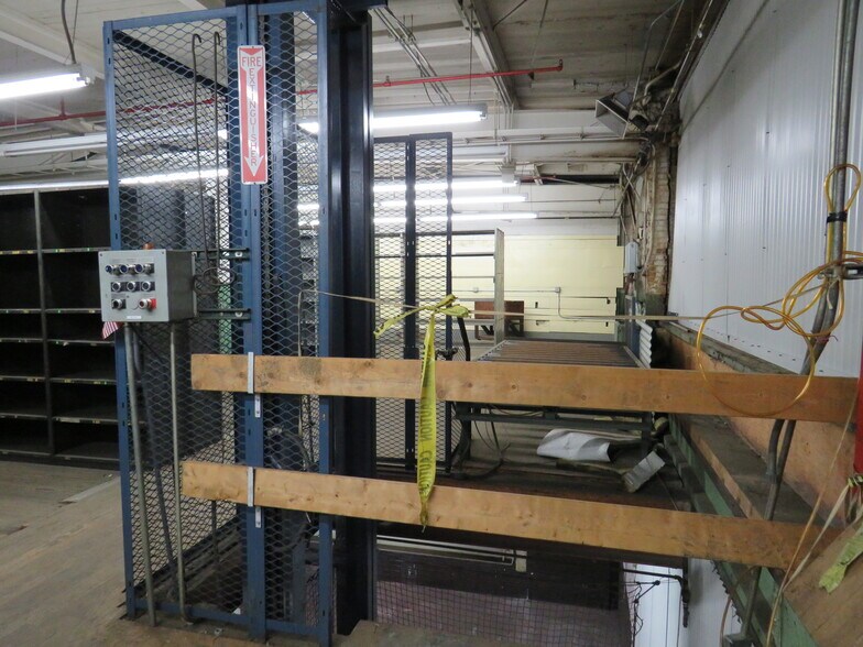 More Photos Of 186 Lincoln Ave, Grove City Warehouse For Lease