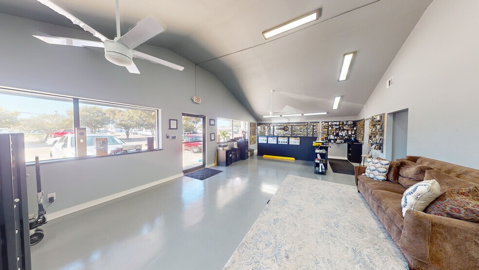 More Photos Of 210 Rosewood Dr, Universal City Freestanding For Sale