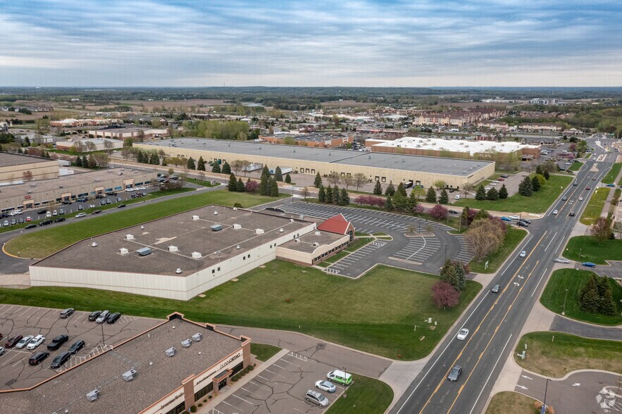 More Photos Of 390 Commerce Dr, Woodbury Warehouse For Lease