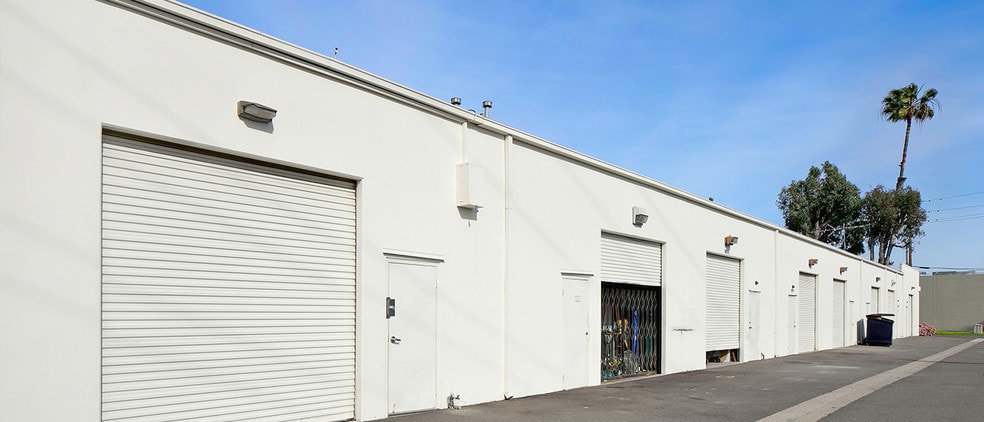 More Photos Of 18155-18195 Euclid St, Fountain Valley Showroom For Lease