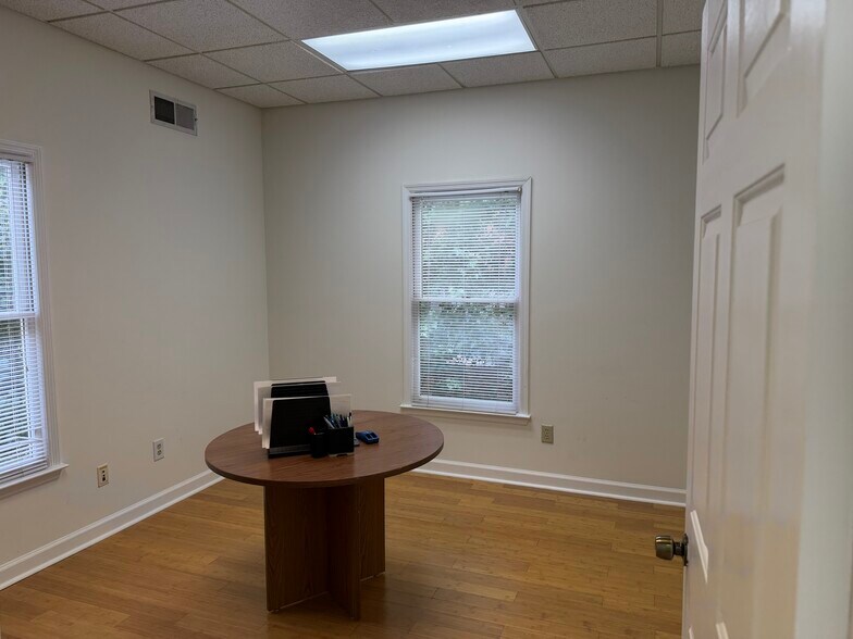 More Photos Of 1060 Cambridge Sq, Alpharetta Office For Lease