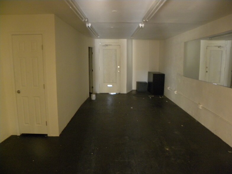 More Photos Of 1101-1119 S La Brea Ave, Los Angeles Freestanding For Lease
