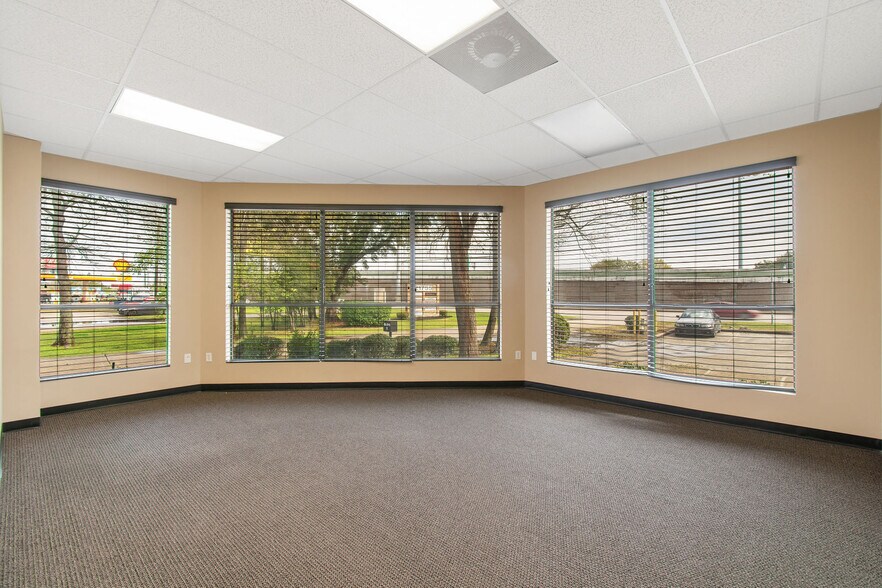 More Photos Of 21755 N I-45 Fwy, Spring Flex For Sale